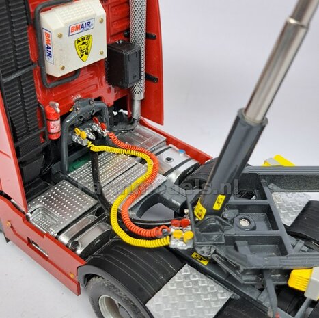 4x WABCO LUCHTKOPPELING + STOFKLEP, echt beweeg- &amp; koppelbaar Mat: Resin, ALUMINIUM + GEEL Geleverd, geschikt voor &Oslash; 0.5mm luchtleidingen 1:32