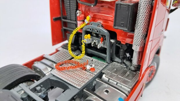 12x WABCO LUCHTKOPPELING + STOFKLEP, echt beweeg- &amp; koppelbaar Mat: Resin, ALUMINIUM + GEEL Geleverd, geschikt voor &Oslash; 0.5mm luchtleidingen 1:32