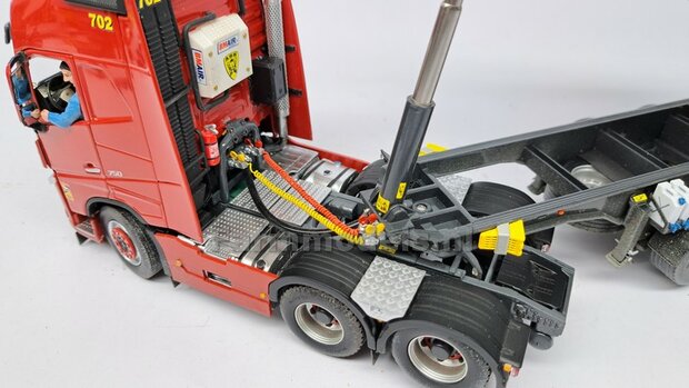 12x WABCO LUCHTKOPPELING + STOFKLEP, echt beweeg- &amp; koppelbaar Mat: Resin, ALUMINIUM + GEEL Geleverd, geschikt voor &Oslash; 0.5mm luchtleidingen 1:32