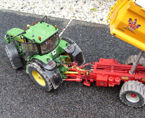 2x WABCO LUCHTKOPPELING + STOFKLEP, echt beweeg- &amp; koppelbaar Mat: Resin, ALUMINIUM + ROOD Geleverd, geschikt voor &Oslash; 0.5mm luchtleidingen 1:32