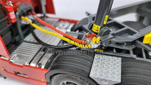 2x WABCO LUCHTKOPPELING + STOFKLEP, echt beweeg- &amp; koppelbaar Mat: Resin, ALUMINIUM + ROOD Geleverd, geschikt voor &Oslash; 0.5mm luchtleidingen 1:32