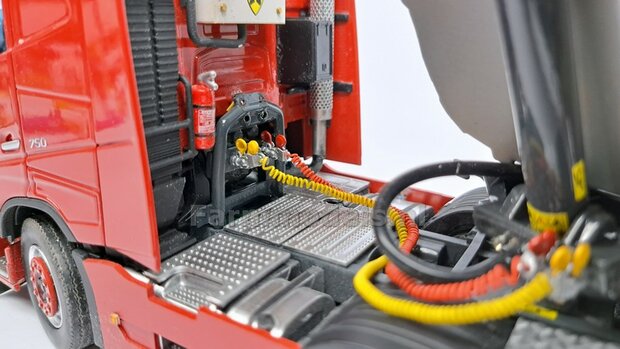 2x WABCO LUCHTKOPPELING + STOFKLEP, echt beweeg- &amp; koppelbaar Mat: Resin, ALUMINIUM + ROOD Geleverd, geschikt voor &Oslash; 0.5mm luchtleidingen 1:32