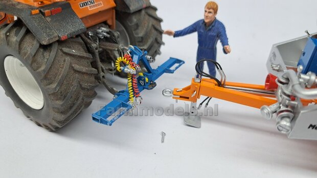 BOUWKIT: UITTRIJBOK REGENHASPEL met opties voor Hydrauliek- Lucht- &amp; Stroom aansluiting 3-Punt Bok Mat: Resin ROOD/GEEL &amp; ALU gespoten 1:32