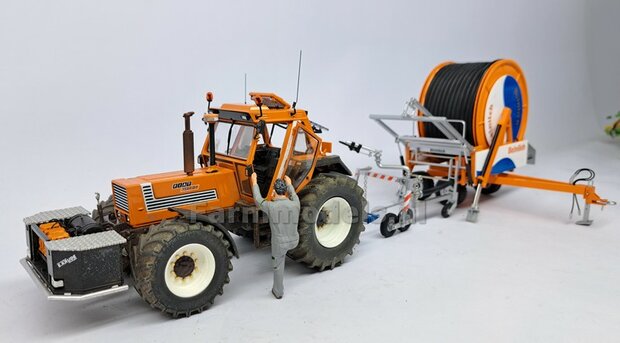 BOUWKIT: UITTRIJBOK REGENHASPEL met opties voor Hydrauliek- Lucht- &amp; Stroom aansluiting 3-Punt Bok Mat: Resin ROOD/GEEL &amp; ALU gespoten 1:32