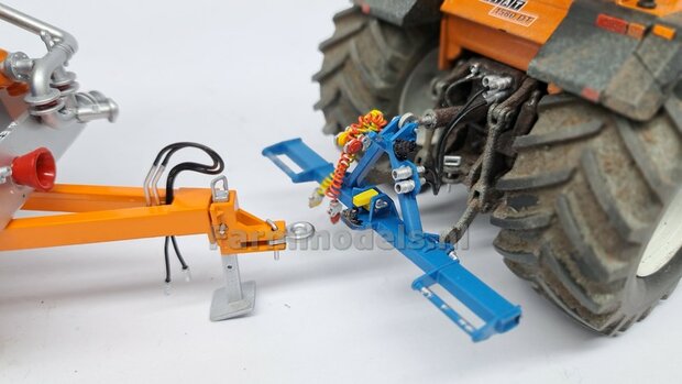 BOUWKIT: UITTRIJBOK REGENHASPEL met opties voor Hydrauliek- Lucht- &amp; Stroom aansluiting 3-Punt Bok Mat: Resin ROOD/GEEL &amp; ALU gespoten 1:32