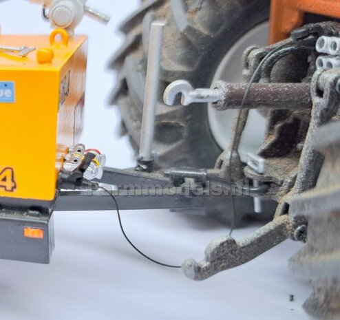 4x 13-Polige STEKKER + VERLICHTINGSKABEL  &Oslash; 0.3 mm Materiaal RESIN, BLANK Geleverd + &Oslash; 0.3 mm kabel  1:32 