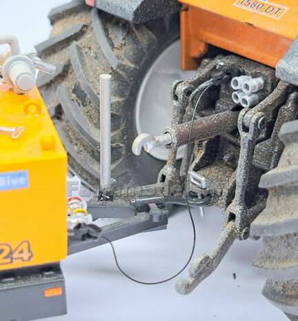 2x 13-Polige STEKKER + 2x  CONTRASTEKKER + 2x STOFKAPJE + VERLICHTINGSKABEL  &Oslash; 0.3 mm Materiaal RESIN, BLANK Geleverd + &Oslash; 0.3 mm kabel  1:32 