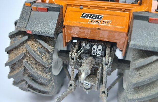 2x 13-Polige STEKKER + 2x  CONTRASTEKKER + 2x STOFKAPJE + VERLICHTINGSKABEL  &Oslash; 0.3 mm Materiaal RESIN, BLANK Geleverd + &Oslash; 0.3 mm kabel  1:32 