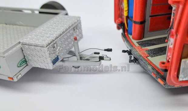 10x 13-Polige STEKKER + 2x  CONTRASTEKKER + 10x STOFKAPJE + VERLICHTINGSKABEL  &Oslash; 0.3 mm Mat: RESIN, BLANK Geleverd + &Oslash; 0.3 mm kabel  1:32 