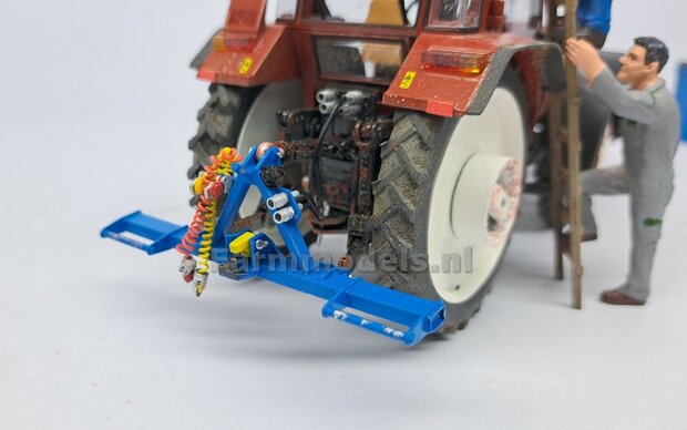 BOUWKIT: UITTRIJBOK REGENHASPEL met opties voor Hydrauliek- Lucht- &amp; Stroom aansluiting 3-Punt Bok Mat: Resin BLAUW/GEEL &amp; ALU gespoten 1:32