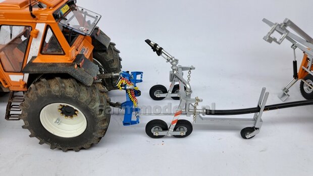 BOUWKIT: UITTRIJBOK REGENHASPEL met opties voor Hydrauliek- Lucht- &amp; Stroom aansluiting 3-Punt Bok Mat: Resin BLAUW/GEEL &amp; ALU gespoten 1:32