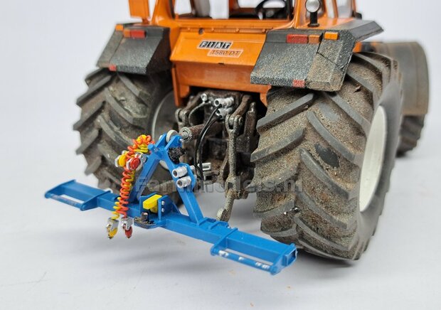 BOUWKIT: UITTRIJBOK REGENHASPEL met opties voor Hydrauliek- Lucht- &amp; Stroom aansluiting 3-Punt Bok Mat: Resin BLAUW/GEEL &amp; ALU gespoten 1:32