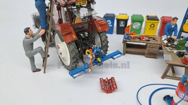 BOUWKIT: UITTRIJBOK REGENHASPEL met opties voor Hydrauliek- Lucht- &amp; Stroom aansluiting 3-Punt Bok Mat: Resin BLAUW/GEEL &amp; ALU gespoten 1:32