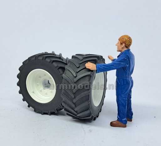 &Oslash; 47,3 mm: FIAT 1580/ 160-90 van ROS: 2x VOORAS Banden met RESIN 8 GAATS-Velgen NH-FIAT WIT Gespoten geleverd  1:32  Custom Line Series  