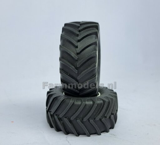 &Oslash; 58.5 mm: FIAT 1580/ 160-90 van ROS: 2x ACHTERAS Banden met RESIN 8 GAATS-Velgen NH/ FIAT WIT gespoten geleverd  1:32   Farmmodels Custom Line Series  