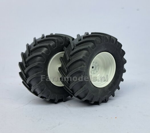 &Oslash; 58.5 mm: FIAT 1580/ 160-90 van ROS: 2x ACHTERAS Banden met RESIN 8 GAATS-Velgen NH/ FIAT WIT gespoten geleverd  1:32   Farmmodels Custom Line Series  