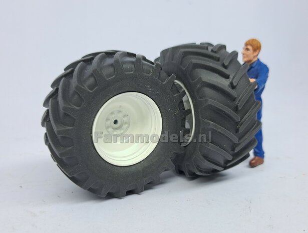 &Oslash; 58.5 mm: FIAT 1580/ 160-90 van ROS: 2x ACHTERAS Banden met RESIN 8 GAATS-Velgen NH/ FIAT WIT gespoten geleverd  1:32   Farmmodels Custom Line Series  