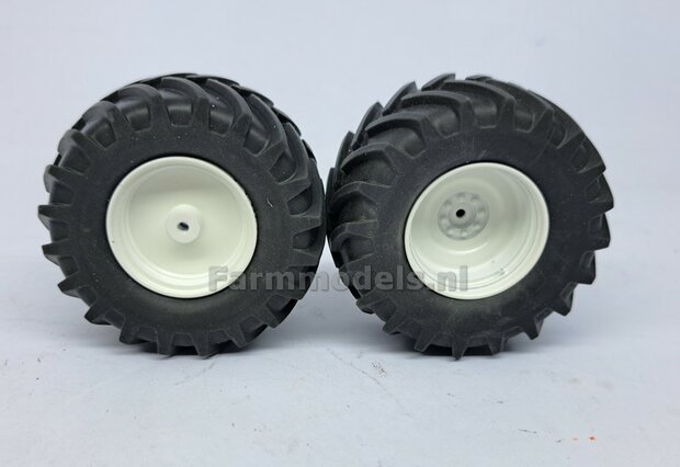 &Oslash; 58.5 mm: FIAT 1580/ 160-90 van ROS: 2x ACHTERAS Banden met RESIN 8 GAATS-Velgen NH/ FIAT WIT gespoten geleverd  1:32   Farmmodels Custom Line Series  