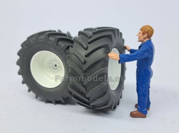 &Oslash; 58.5 mm: FIAT 1580/ 160-90 van ROS: 2x ACHTERAS Banden met RESIN 8 GAATS-Velgen NH/ FIAT WIT gespoten geleverd  1:32   Farmmodels Custom Line Series  