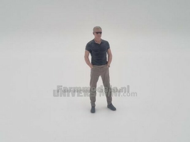 BLACK: Man staand met Zwart T-Shirt en bruine broek DANY - Handgeschilderd 1:32   ATL32035BLACK