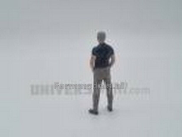 BLACK: Man staand met Zwart T-Shirt en bruine broek DANY - Handgeschilderd 1:32   ATL32035BLACK