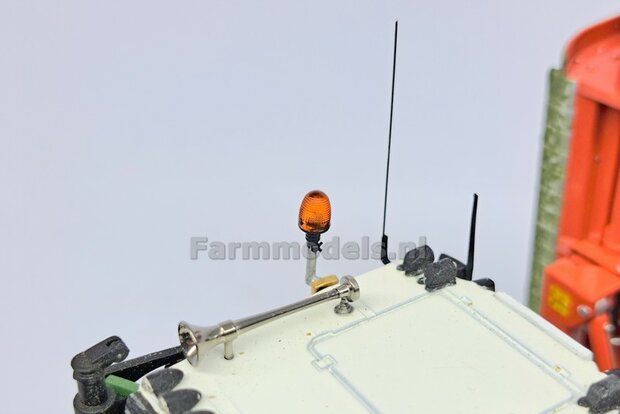 1x ZWAAILAMPEN V9  = 1x Zwaailamphuis/houder + 1x afdekkap VERSIE 9, geschikt voor montage op &Oslash; 1mm steun 1:32  APRIL LEVERBAAR/ AVAILABLE