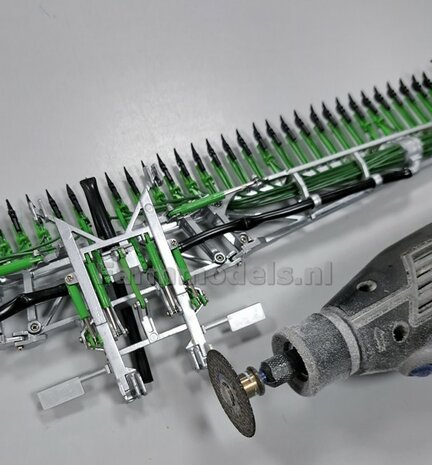 BOUWKIT: KOPPELBOK Resin ALUMINIUM Gespoten + 2x CILINDER + 6x Montage nagels  t.b.v. koppelen Joskin Pendislide met VEENHUIS Mesttank UH 1:32