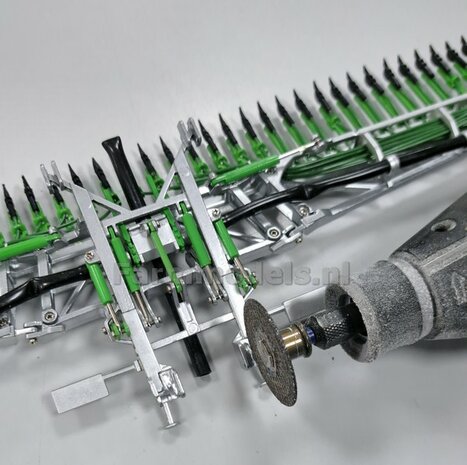 BOUWKIT: KOPPELBOK Resin ALUMINIUM Gespoten + 2x CILINDER + 6x Montage nagels  t.b.v. koppelen Joskin Pendislide met VEENHUIS Mesttank UH 1:32