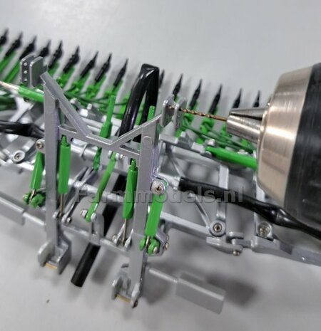 BOUWKIT: KOPPELBOK Resin ALUMINIUM Gespoten + 2x CILINDER + 6x Montage nagels  t.b.v. koppelen Joskin Pendislide met VEENHUIS Mesttank UH 1:32