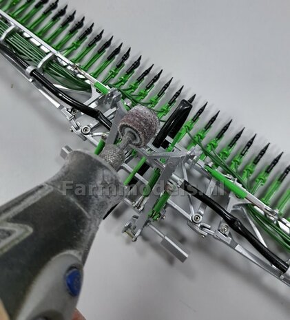 BOUWKIT: KOPPELBOK Resin ALUMINIUM Gespoten + 2x CILINDER + 6x Montage nagels  t.b.v. koppelen Joskin Pendislide met VEENHUIS Mesttank UH 1:32