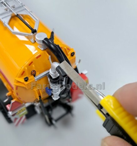 BOUWKIT: KOPPELBOK Resin ALUMINIUM Gespoten + 2x CILINDER + 6x Montage nagels  t.b.v. koppelen Joskin Pendislide met VEENHUIS Mesttank UH 1:32