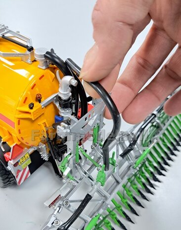 BOUWKIT: KOPPELBOK Resin ALUMINIUM Gespoten + 2x CILINDER + 6x Montage nagels  t.b.v. koppelen Joskin Pendislide met VEENHUIS Mesttank UH 1:32