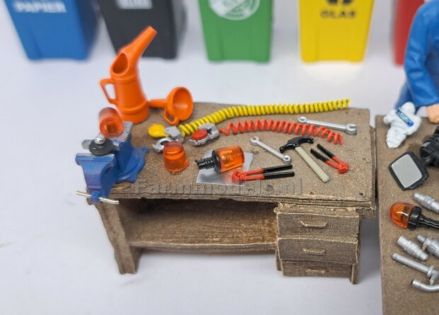 1x ZWAAILAMPEN V7  = 1x Zwaailamphuis/houder + 1x afdekkap VERSIE 7, geschikt voor montage op &Oslash; 1mm steun 1:32  