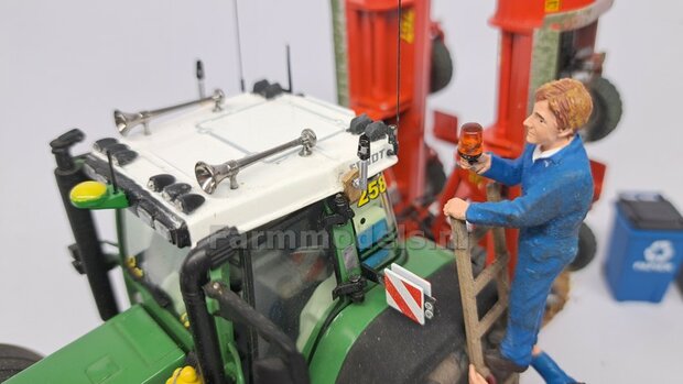 1x ZWAAILAMPEN V7  = 1x Zwaailamphuis/houder + 1x afdekkap VERSIE 7, geschikt voor montage op &Oslash; 1mm steun 1:32  