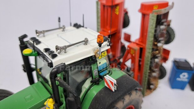 1x ZWAAILAMPEN V7  = 1x Zwaailamphuis/houder + 1x afdekkap VERSIE 7, geschikt voor montage op &Oslash; 1mm steun 1:32  