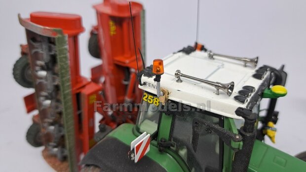 1x ZWAAILAMPEN V7  = 1x Zwaailamphuis/houder + 1x afdekkap VERSIE 7, geschikt voor montage op &Oslash; 1mm steun 1:32  