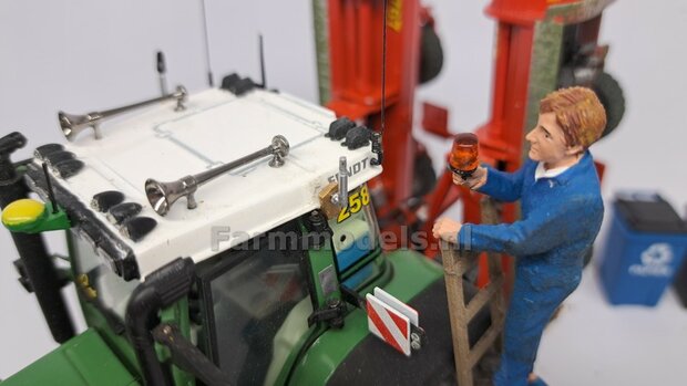 2x ZWAAILAMPEN V7  = 2x Zwaailamphuis/houder + 2x afdekkap VERSIE 7, geschikt voor montage op &Oslash; 1mm steun 1:32  