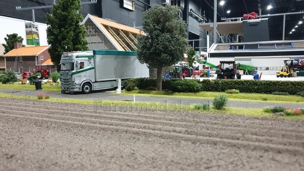 Opbergkist GLAD 15.6mm x 10.3mm x 9.9mm DEURAFDRUK VOORKANT Materiaal Resin ALUMINIUM GLANS gespoten geleverd  1:32    