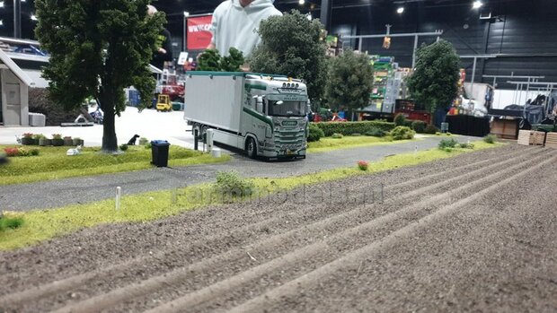 Opbergkist GLAD 31.6mm x 16.8mm x 16mm DEURAFDRUK VOORKANT Materiaal Resin ALUMINIUM GLANS gespoten geleverd  1:32    