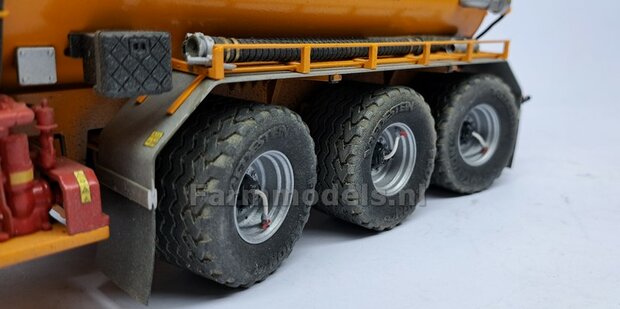 &Oslash; 46.8 mm: 2x Vredestein Flotation Pro Banden met ZWART GLANS gespoten Velgen  1:32   Farmmodels Premium Line Series  