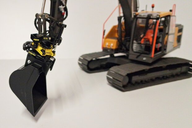 BOUWKIT: Engcon EC326 Draaikantelstuk met gripper Giekaansluiting Pen Koppeling naar S70 koppeling bak &amp; hulpstukken. RESIN BLANK geleverd 1:32 