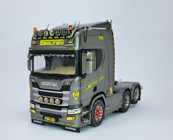 100x Zelfklevende RODE GLIMMERS/ REFLECTOREN  Type S8  afmeting: 1 x 5 mm  Kleur: HELDER ROOD  Farmmodels.nl