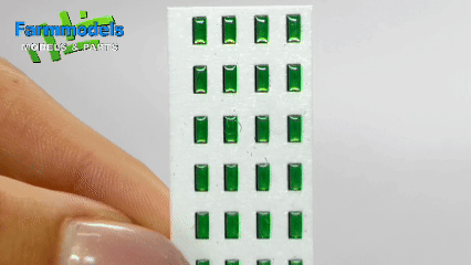 50x Zelfklevende GROENE GLIMMERS/ REFLECTOREN  Type S22  afmeting: 1,5 x 3 mm  Kleur: HELDER GROEN  Farmmodels.nl