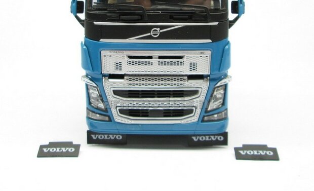 2x Spatlap met Volvo bedrukking ong. 20 x 7,5 mm, afkomstig voor de vooras Volvo truck Flexibel rubber 1:32