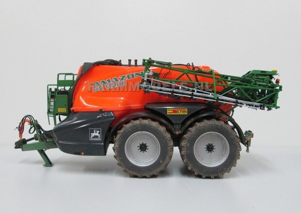 039. Amazone UX 11200 veldspuit op Fendt 718 banden