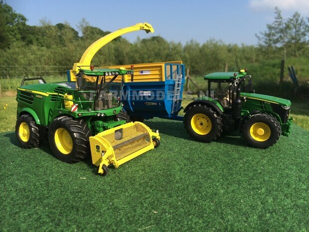 332. Nieuw John Deere 8600 model, overgespoten en verbouwd