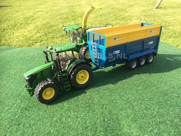 332. Nieuw John Deere 8600 model, overgespoten en verbouwd