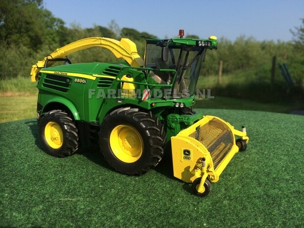 332. Nieuw John Deere 8600 model, overgespoten en verbouwd