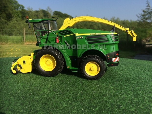 332. Nieuw John Deere 8600 model, overgespoten en verbouwd