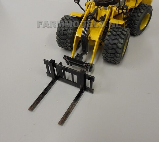 BOUWKIT: Palletvork set New Holland Shovel ROS voor o.a. snelwissel koppeling 510005 t/m 510095 &amp; Volvo VAB-STD van AT &amp; Claas Torion/ Liebherr L 556 van Wiking modellen 1:32